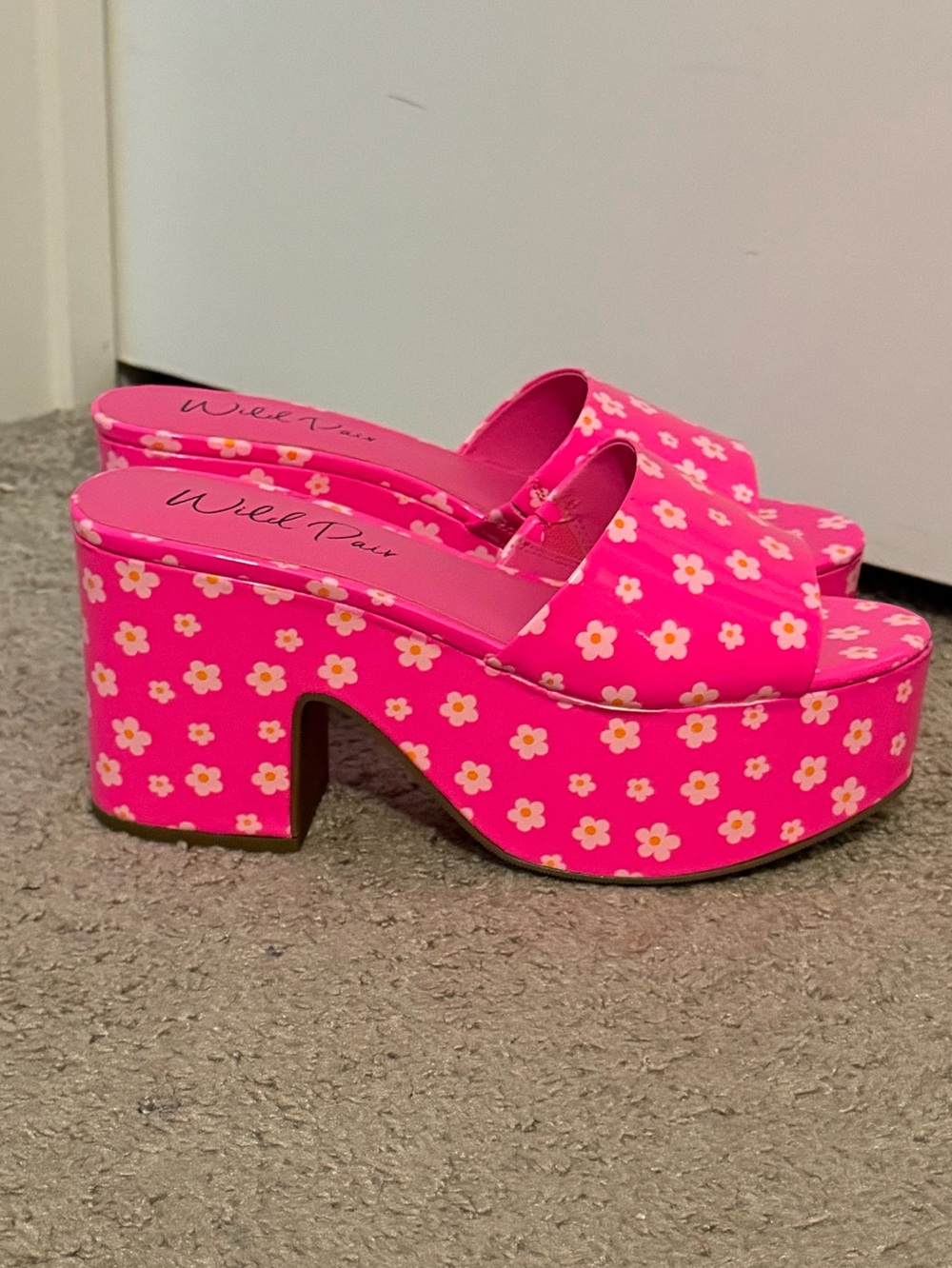 Adorable Wild Pair size 7.5 pink daisies platform wedge slip on sandals new